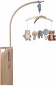 Houten muziekmobiel met een uil, paddenstoelen en een vosje, boven een ledikant.