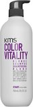Witte fles KMS Color Vitality Blonde Shampoo met donkergrijze pomp.