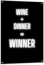 Tuinposter – Tekst: ''Wine + Dinner = Winner'' zwart/wit - 80x120cm Foto op Tuinposter  (wanddecoratie voor buiten en binnen)