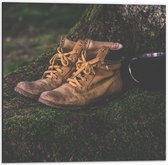 Dibond - Wandelschoenen bij een Boom met Mok  - 50x50cm Foto op Aluminium (Met Ophangsysteem)