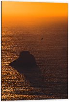 Dibond - Berg in Zee met Oranje Lucht  - 60x90cm Foto op Aluminium (Wanddecoratie van metaal)