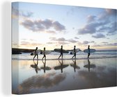 Canvas Schilderij Surfers langs het strand - 30x20 cm - Wanddecoratie