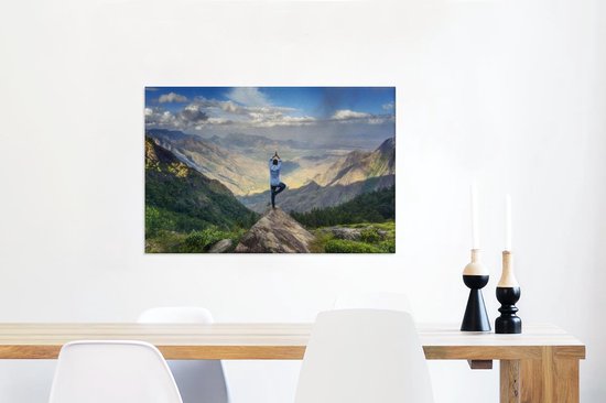 Un homme assume une posture de yoga sur une toile de sommet de montagne 60x40 cm - Tirage photo sur toile (Décoration murale salon / chambre)