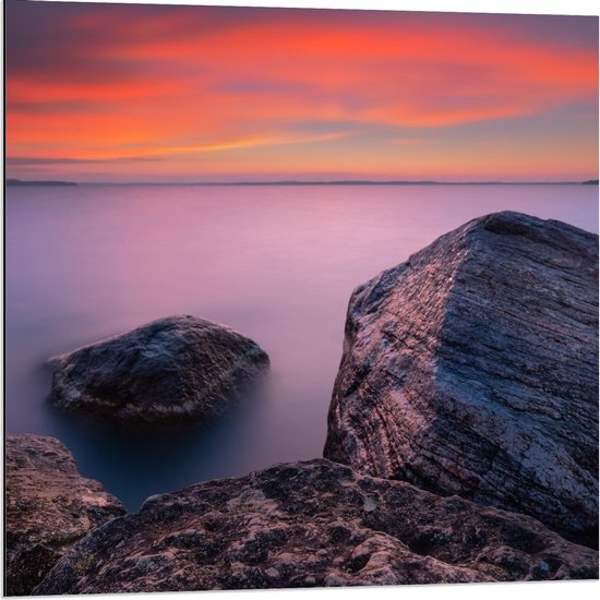 Dibond - Rotsen bij het Water tegen de Avond - 80x80cm Foto op Aluminium (Wanddecoratie van metaal)