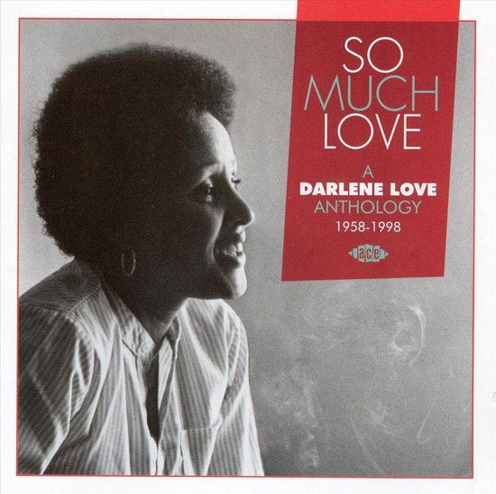 Zwart-wit foto van Darlene Love, met de tekst 'SO MUCH LOVE A DARLENE LOVE ANTHOLOGY 1958-1998'