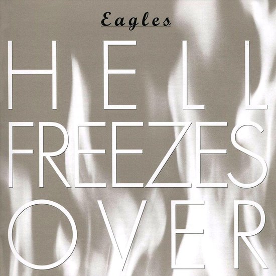 Albumhoes met de tekst "Eagles" en "Hell Freezes Over" in witte letters tegen een achtergrond van vlammen.