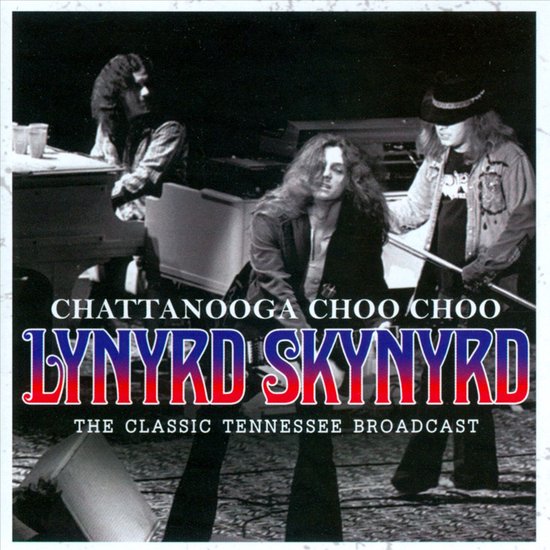 Lynyrd Skynyrd bandleden spelen op een podium, met de tekst "CHATTANOOGA CHOO CHOO LYNYRD SKYNYRD THE CLASSIC TENNESSEE BROADCAST".