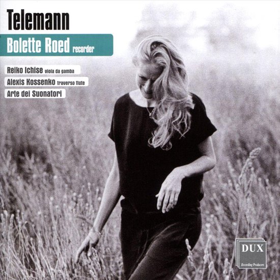Bolette Roed, recorder, in zwart shirt en broek, in een veld met gras. "Telemann Bolette Roed recorder"