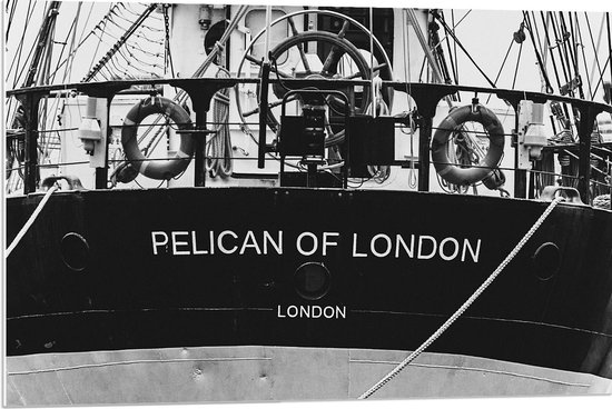 Forex - Boot met Tekst Pelican of London in Zwart Wit - 90x60cm Foto op Forex