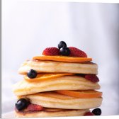 Dibond - Mini Pancakes met Bessen en Aardbeien - 80x80cm Foto op Aluminium (Wanddecoratie van metaal)