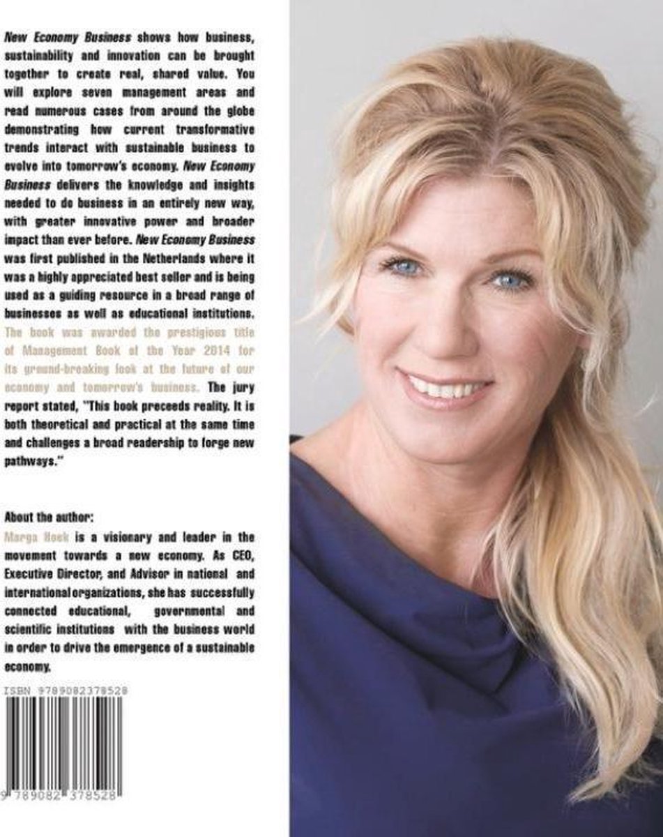 Close-up van de blondine Marga Hoek, met blauwe ogen en een glimlach, staand met de rug naar de tekst op de achterkant van het boek.