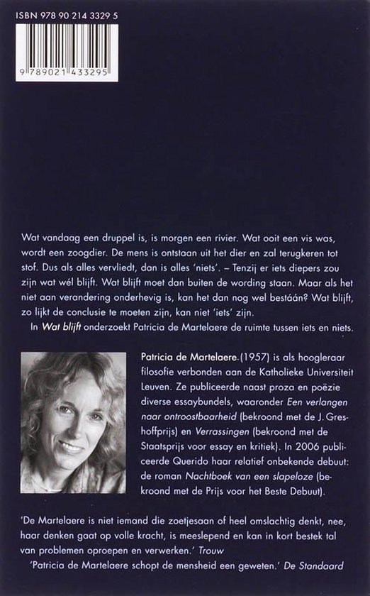 Achterkant van het boek 'Wat blijft' met een portretfoto van Patricia de Martelaere en tekst over haar werk en prijzen.