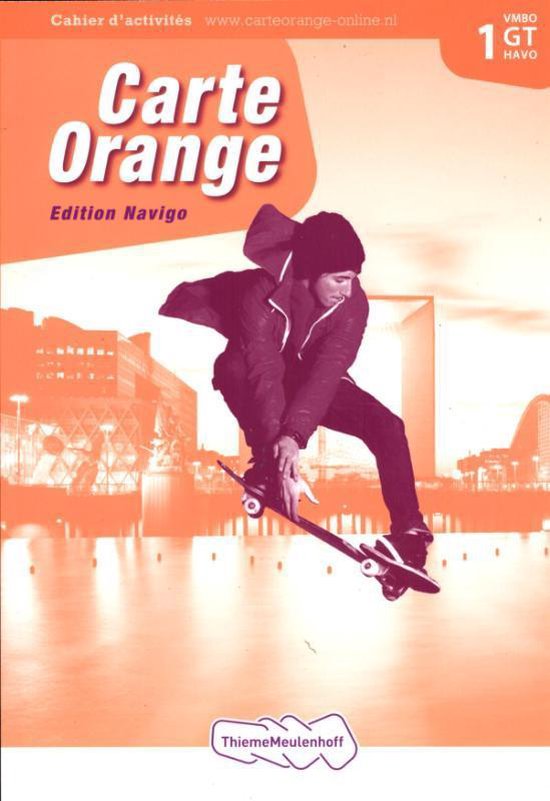 Boek kaft: Jongen op skateboard springt voor Parijse gebouwen. Oranje tinten.
