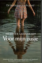 De auteur van 'In stilte gehuld' presenteert 'Voor mijn zusje'. Een vrouw in een bloemenjurk staat in het water.