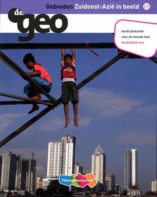 Boekkaft met titel 'De Geo Zuidoost-Azië in beeld'. Twee jongens hangen aan een stalen constructie met een stad op de achtergrond.
