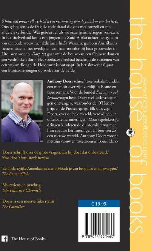 Achterkant van het boek 'Een muur vol herinneringen' met een foto van de auteur Anthony Doerr.