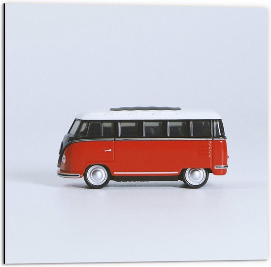 Dibond - Rood Hippie Busje met Witte Achtergrond - 50x50cm Foto op Aluminium (Met Ophangsysteem)