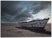 Dibond - Oude Kapotte Boot op het Strand  - 40x30cm Foto op Aluminium (Met Ophangsysteem)