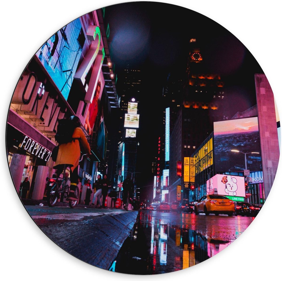 Dibond Wandcirkel - Natgeregende Stad met Lampen - 60x60cm Foto op Aluminium Wandcirkel (met ophangsysteem)