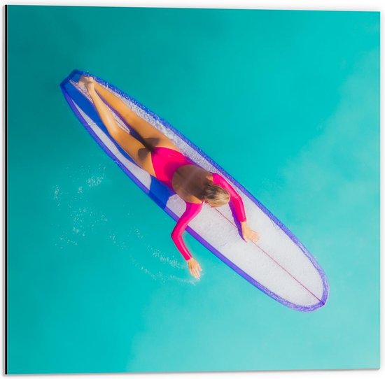 Dibond - Bovenaanzicht Vrouw op Surfplank - 50x50cm Foto op Aluminium (Met Ophangsysteem)