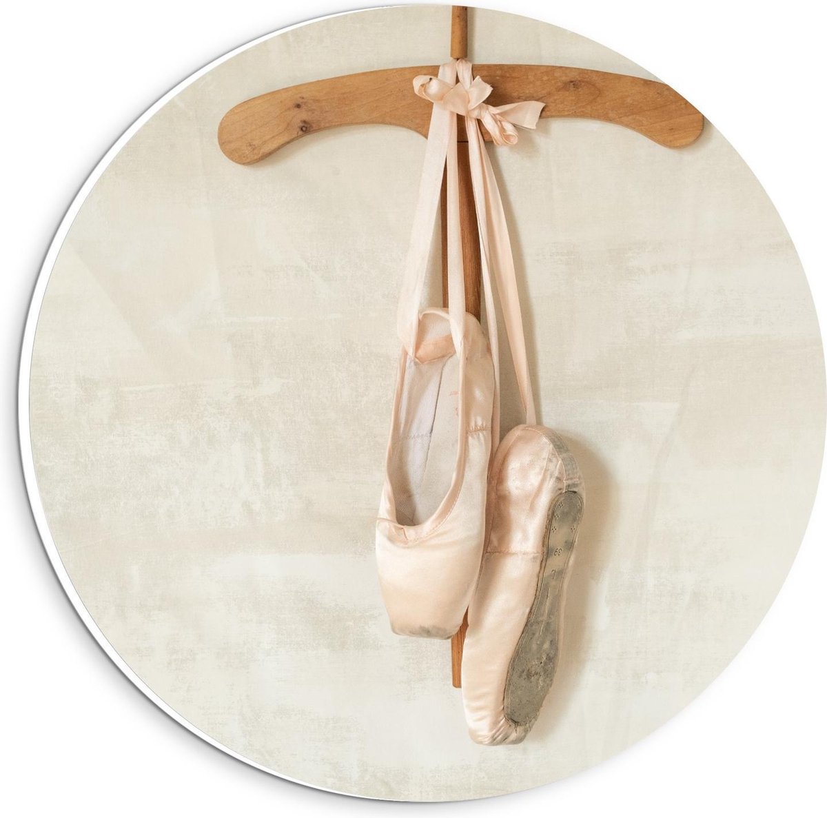 KuijsFotoprint Forex Wandcirkel - Ballerina Spitzen aan Hangertje - 20x20cm Foto op Wandcirkel (met ophangsysteem) Bruin