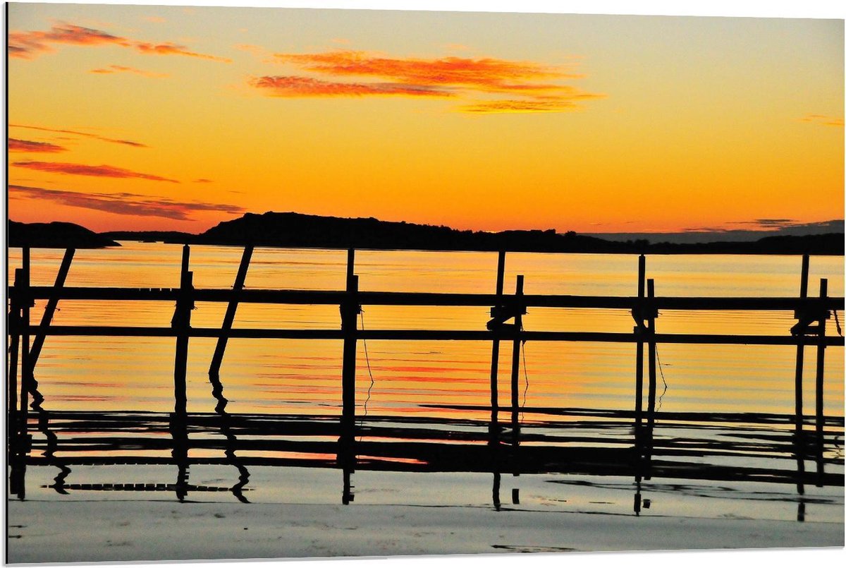 Dibond - Houten Palen aan het Meer met Zon - 90x60cm Foto op Aluminium (Met Ophangsysteem)