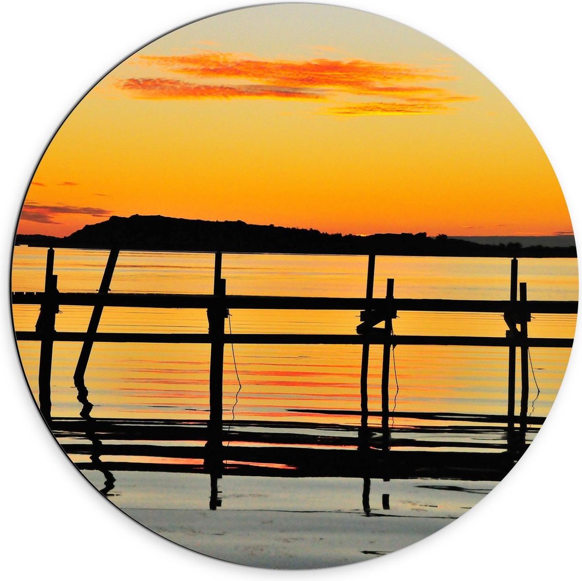 Dibond Wandcirkel - Houten Palen aan het Meer met Zon - 70x70cm Foto op Aluminium Wandcirk