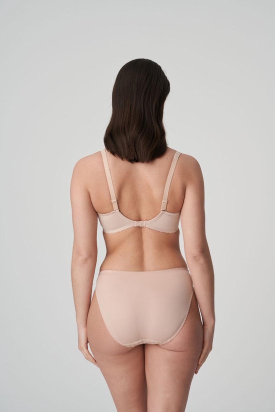 Achterkant van een beige beha en bijpassende slip. De beha heeft een ruitpatroon en kant.