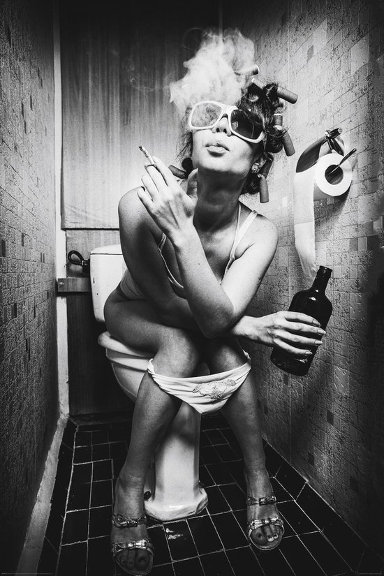 Toilette Affiche de toilette - Femme aux toilettes - Cigarette - Vodka -  Affiche 61 x... | bol