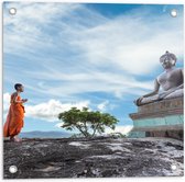 Tuinposter – Boeddha op Berg - 50x50cm Foto op Tuinposter  (wanddecoratie voor buiten en binnen)