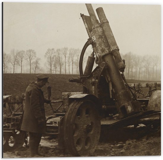 Dibond - Foto uit de Oorlog met Kanon - 50x50cm Foto op Aluminium (Met Ophangsysteem)