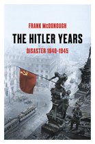 Boekomslag van "The Hitler Years: Disaster 1940-1945" met soldaten die een rode vlag hijsen boven verwoeste gebouwen.