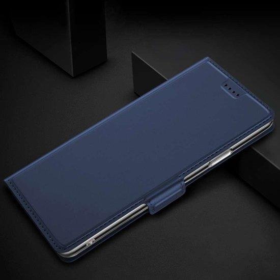 Étui de téléphone bleu en cuir, fermé, sur fond noir.