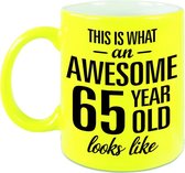 Awesome 65 year cadeau mok / beker neon geel 330 ml