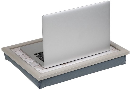 Een laptop op een dienblad met lichtbruine houten print, grijs frame en donkerblauwe onderkant.