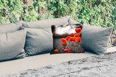 Tuinkussen - Wilde rode klaprozen in een groot veld met een zwart witte achtergrond - 40x40 cm - Weerbestendig
