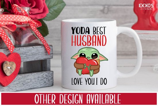 Witte mok met de tekst "YODA BEST HUSBAND LOVE YOU I DO" en een afbeelding van Grogu die een hart vasthoudt, naast bloemen.