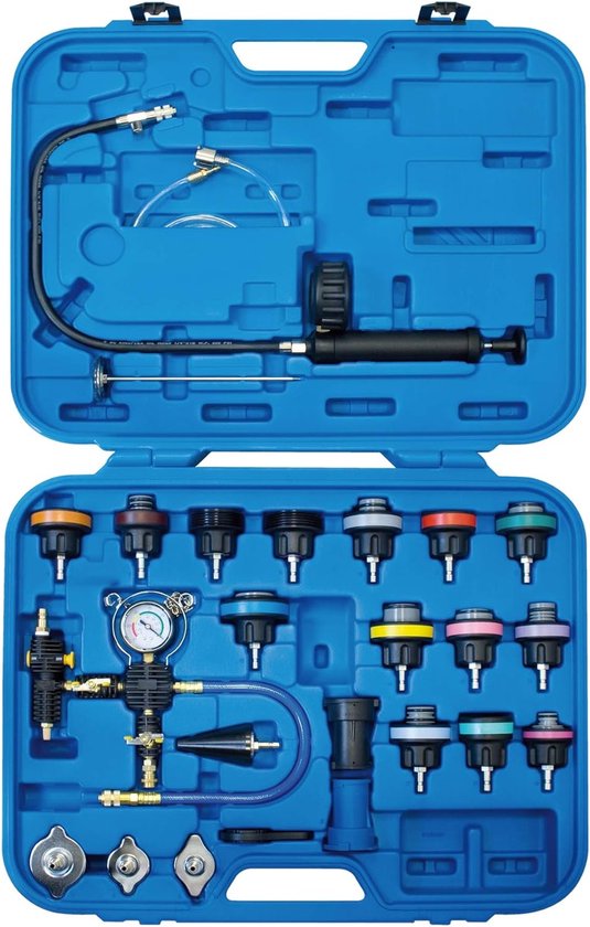 Blauwe gereedschapskoffer met radiateurdrukmeter, pomp en diverse doppen.