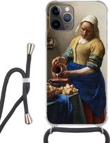 Hoesje met koord Geschikt voor iPhone 11 Pro Max - Het melkmeisje - Schilderij van Johannes Vermeer - Siliconen - Crossbody - Backcover met Koord - Telefoonhoesje met koord - Hoesje met touw