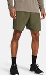 Militaire groene sportshort met elastische tailleband, zakken en zwarte schoenen.