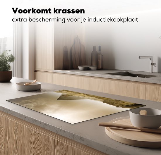 KitchenYeah® Inductie beschermer 81.6x52.7 cm - De Sfinx van Gizeh en piramide in een zandstorm - Kookplaataccessoires - Afdekplaat voor kookplaat - Inductiebeschermer - Inductiemat - Inductieplaat mat