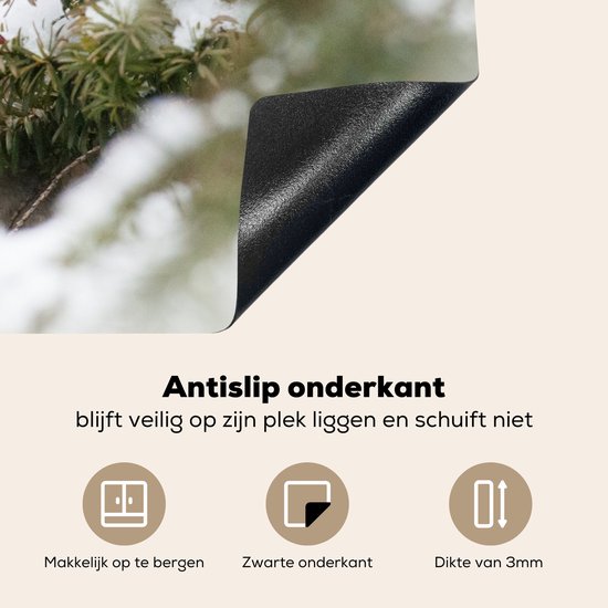 KitchenYeah® Inductie beschermer 81.2x52 cm - Eekhoorn - Den - Sneeuw - Kookplaataccessoires - Afdekplaat voor kookplaat - Inductiebeschermer - Inductiemat - Inductieplaat mat