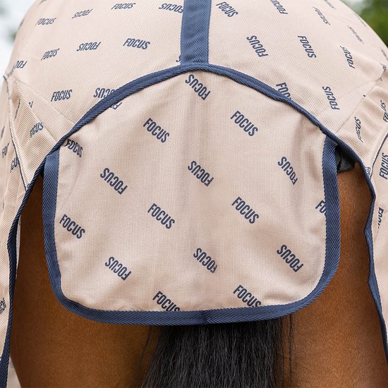 Beige vliegendeken met navy rand en herhalend 'FOCUS' logo. Bedekt de staart van het paard.
