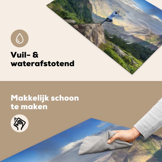 KitchenYeah® Inductie beschermer 83x51.5 cm - Een man neemt een yogahouding aan op een bergtop - Kookplaataccessoires - Afdekplaat voor kookplaat - Inductiebeschermer - Inductiemat - Inductieplaat mat