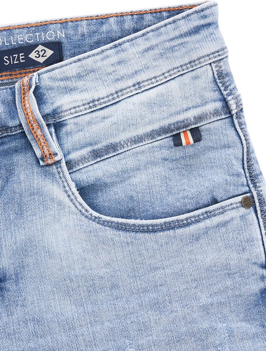 Zak van een lichtblauwe korte spijkerbroek met oranje-wit-blauw streepjesdetail en een label met 'SIZE 32'.