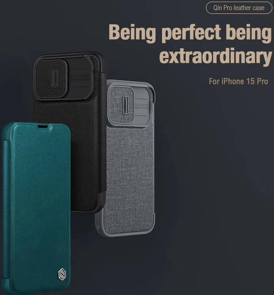 Nillkin Qin Pro Étui en tissu pour Apple iPhone 15 Pro – Book Case avec curseur d'appareil photo – Espace pour deux cartes Blauw