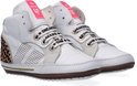 Witte leren babysneakers met panterprintdetails en roze label.
