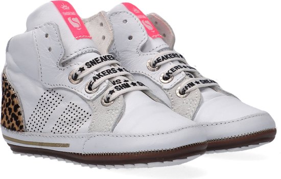 Witte leren babysneakers met panterprintdetails en roze label.