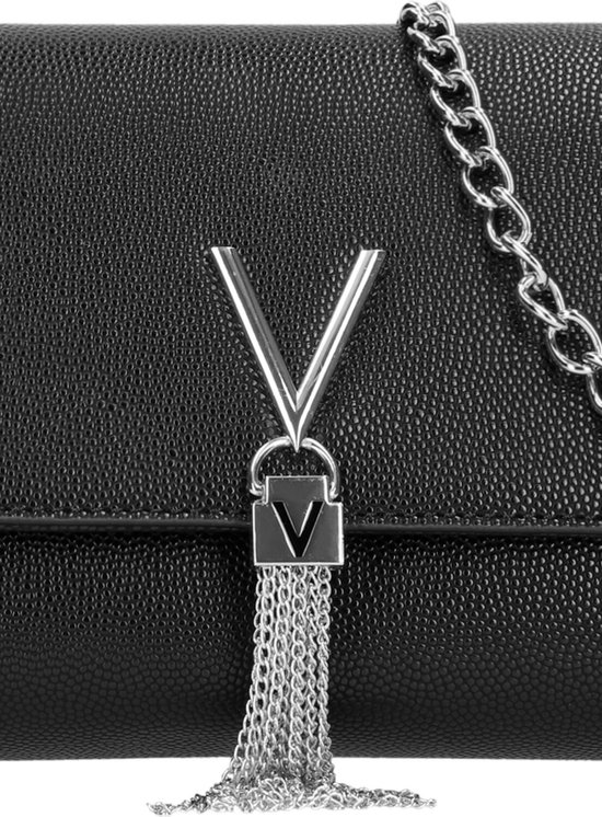 Detail van een zwarte clutch met zilverkleurig V-logo en zilverkleurige franjes.