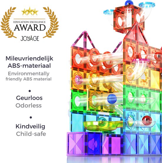 Hoge magnetische knikkerbaan gemaakt van doorzichtige, veelkleurige plastic tegels, met ballen die door de buizen rollen.